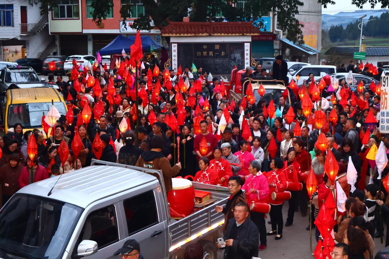 火树银花不夜天 万人空巷送蛴蟆——省尊龙凯时人生就是搏集团助力南充双桂镇太和村乐成举行“蛴蟆节”民俗活动