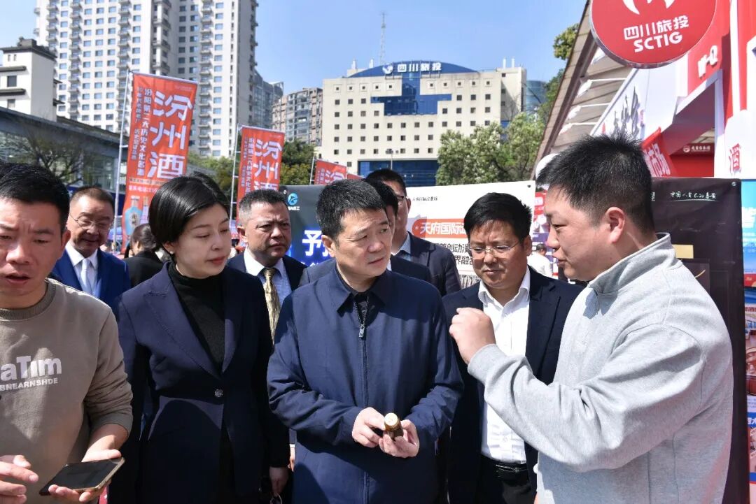 d0b7d7df-e41d-41bb-a648-0ed5aff3dcda 省尊龙凯时人生就是搏集团党委书记、董事长游勇带队检查锦江宾馆春季酒类洽谈会